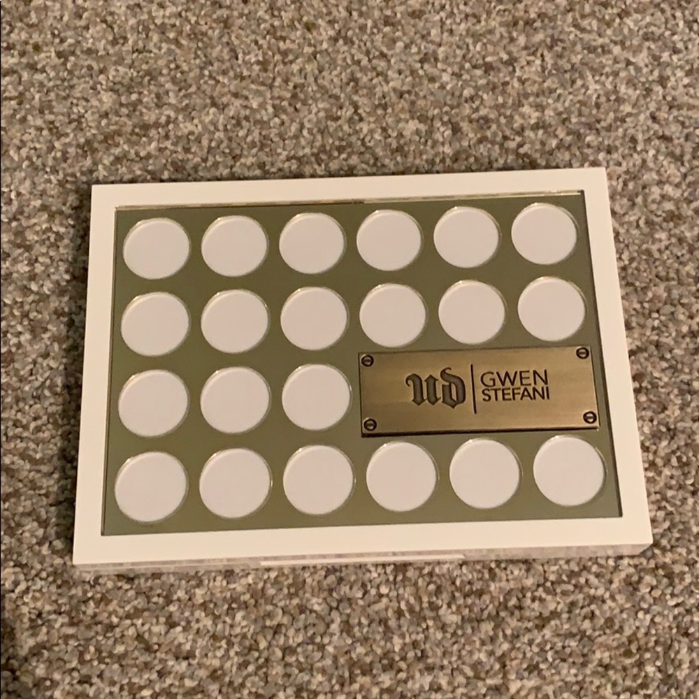 Urban decay X Gwen Stefani blush palette LE